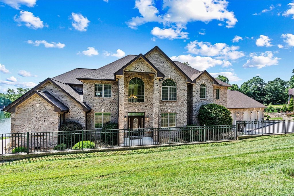 Hickory, North Carolina, 28601, United States, 3 Bedrooms Bedrooms, ,3.5 BathroomsBathrooms,Residential,Forsale,1953166