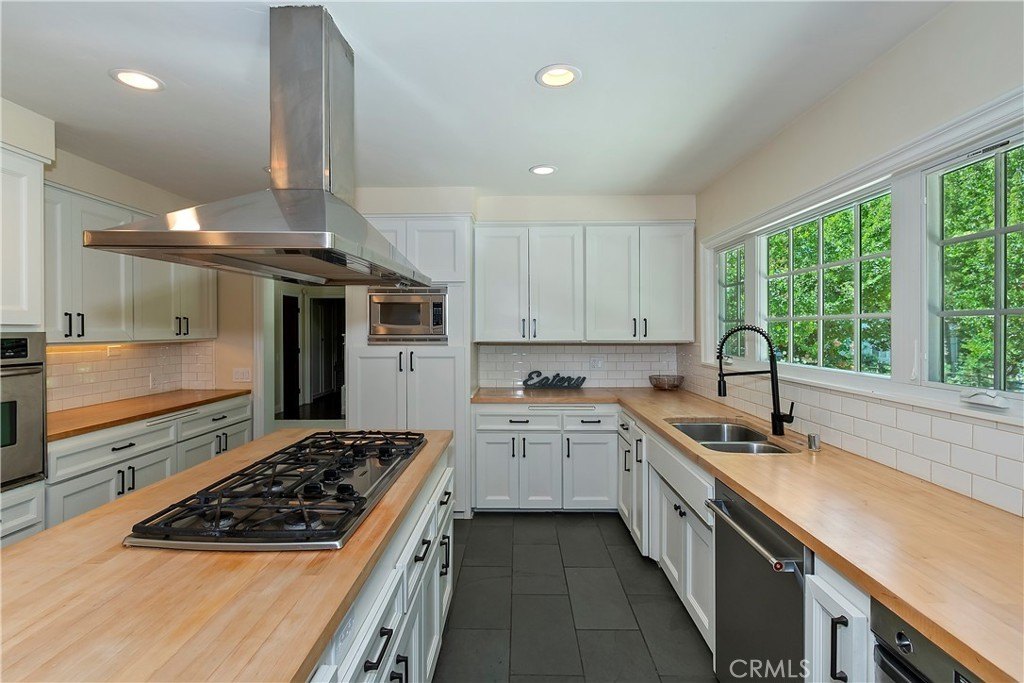 Lake Arrowhead, California, 92352, United States, 5 Bedrooms Bedrooms, ,5 BathroomsBathrooms,Residential,Forsale,1953299