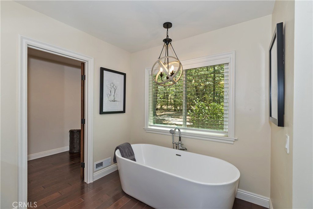 Lake Arrowhead, California, 92352, United States, 5 Bedrooms Bedrooms, ,5 BathroomsBathrooms,Residential,Forsale,1953299