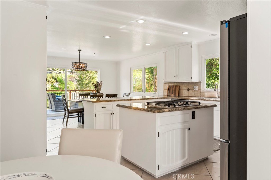 Lake Arrowhead, California, 92352, United States, 4 Bedrooms Bedrooms, ,3 BathroomsBathrooms,Residential,Forsale,1953301
