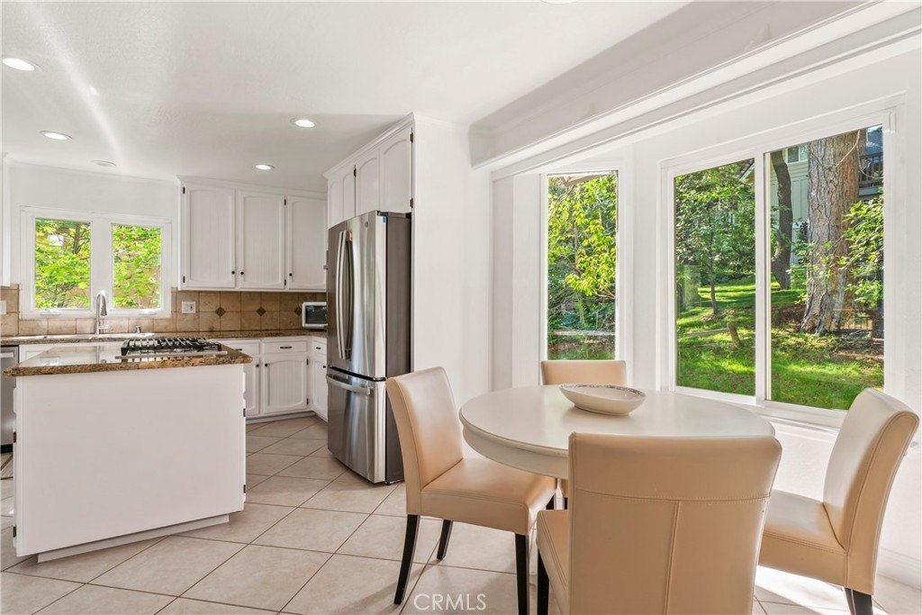 Lake Arrowhead, California, 92352, United States, 4 Bedrooms Bedrooms, ,3 BathroomsBathrooms,Residential,Forsale,1953301