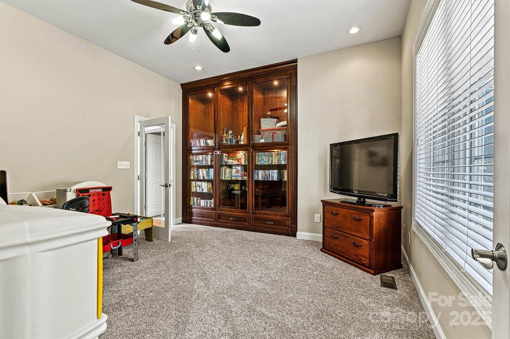 Hickory, North Carolina, 28601, United States, 3 Bedrooms Bedrooms, ,3.5 BathroomsBathrooms,Residential,Forsale,1953166