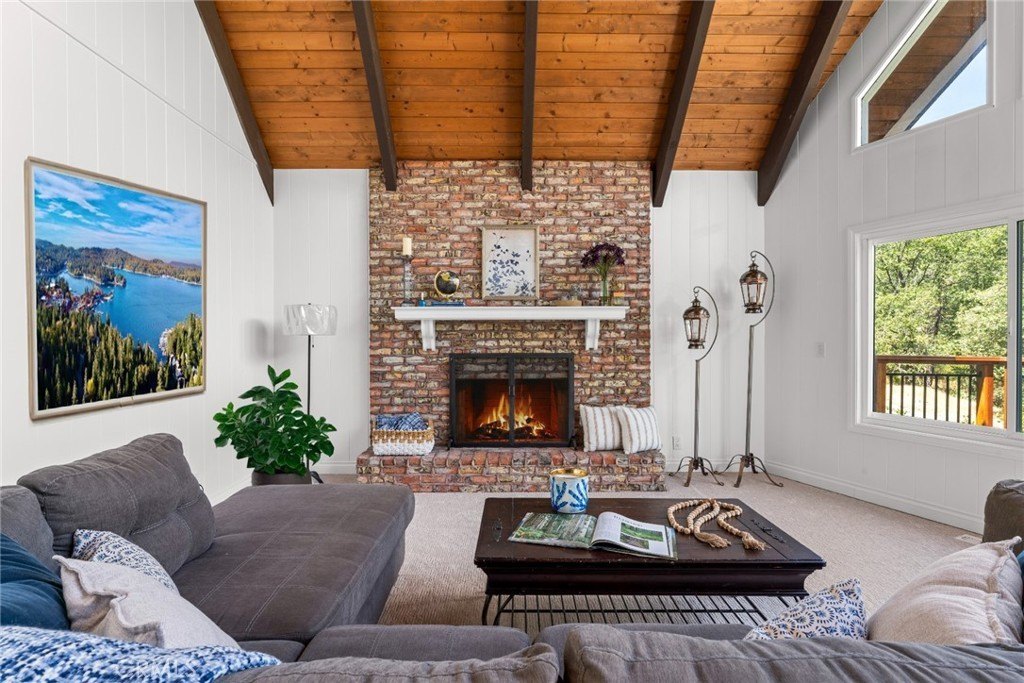 Lake Arrowhead, California, 92352, United States, 4 Bedrooms Bedrooms, ,3 BathroomsBathrooms,Residential,Forsale,1953301