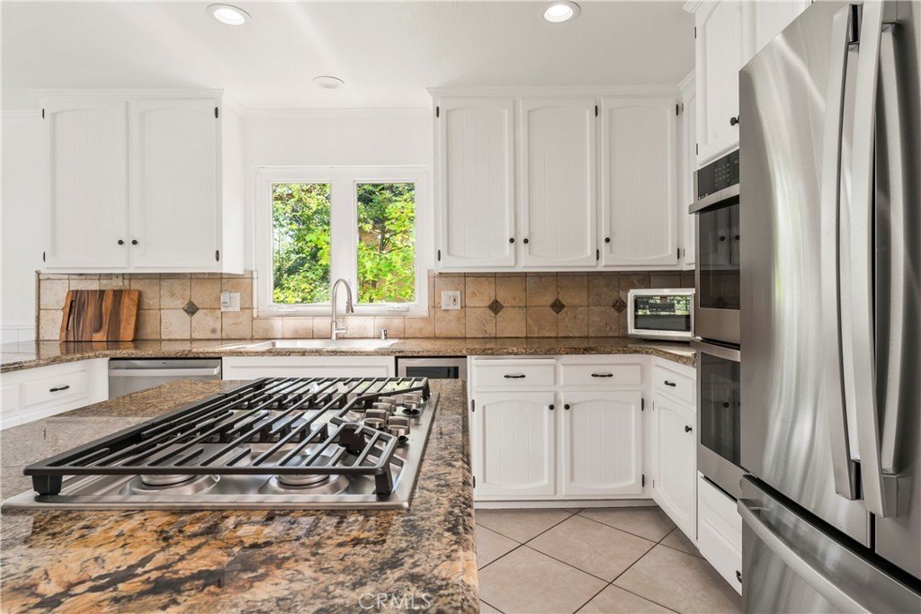 Lake Arrowhead, California, 92352, United States, 4 Bedrooms Bedrooms, ,3 BathroomsBathrooms,Residential,Forsale,1953301
