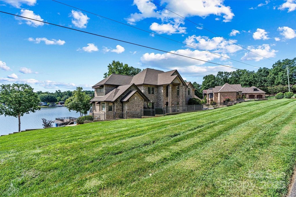 Hickory, North Carolina, 28601, United States, 3 Bedrooms Bedrooms, ,3.5 BathroomsBathrooms,Residential,Forsale,1953166
