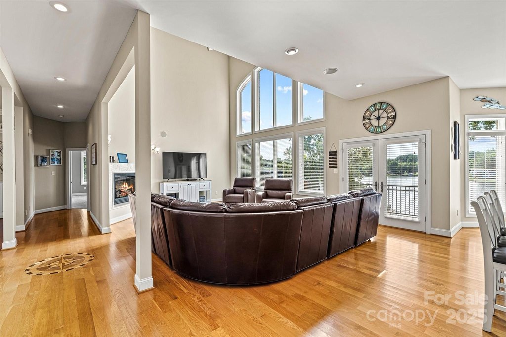Hickory, North Carolina, 28601, United States, 3 Bedrooms Bedrooms, ,3.5 BathroomsBathrooms,Residential,Forsale,1953166