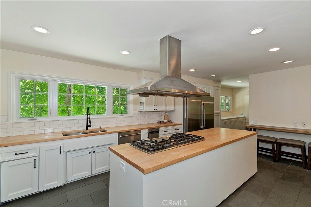 Lake Arrowhead, California, 92352, United States, 5 Bedrooms Bedrooms, ,5 BathroomsBathrooms,Residential,Forsale,1953299