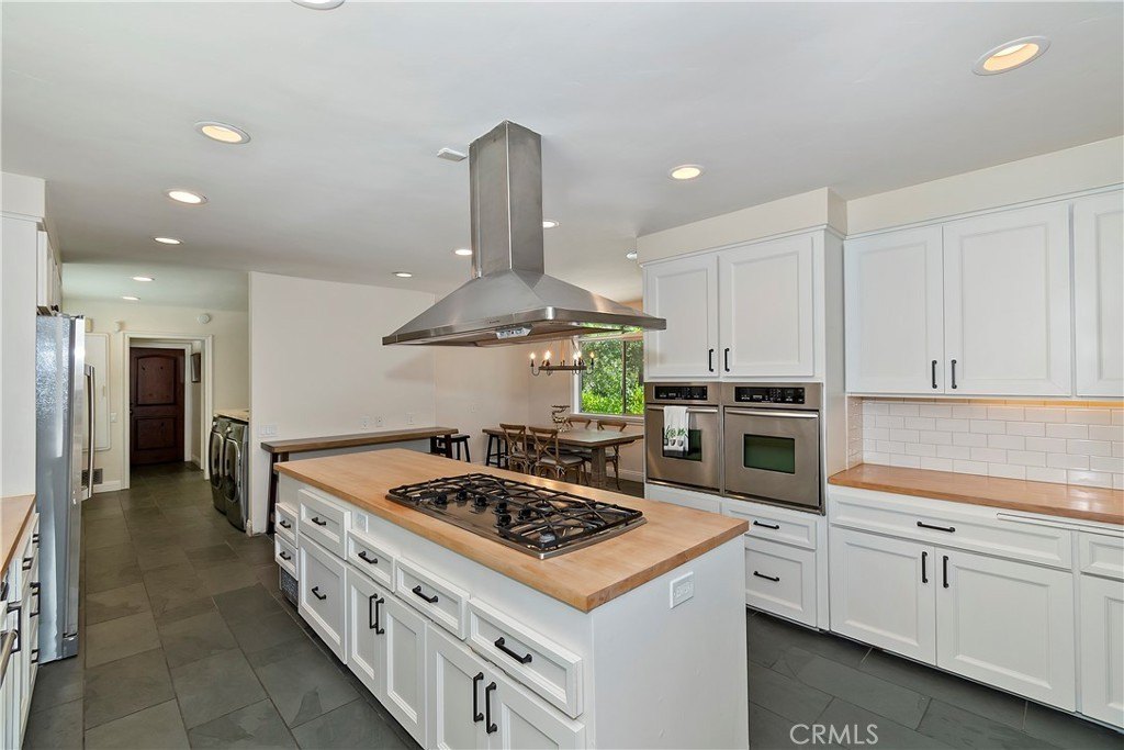 Lake Arrowhead, California, 92352, United States, 5 Bedrooms Bedrooms, ,5 BathroomsBathrooms,Residential,Forsale,1953299