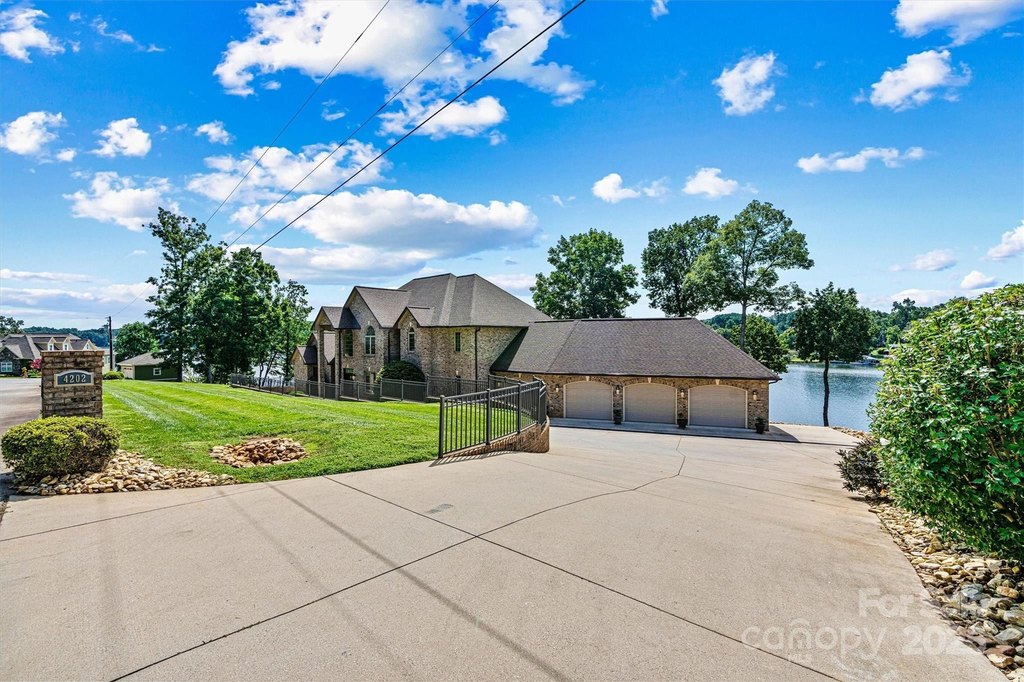 Hickory, North Carolina, 28601, United States, 3 Bedrooms Bedrooms, ,3.5 BathroomsBathrooms,Residential,Forsale,1953166