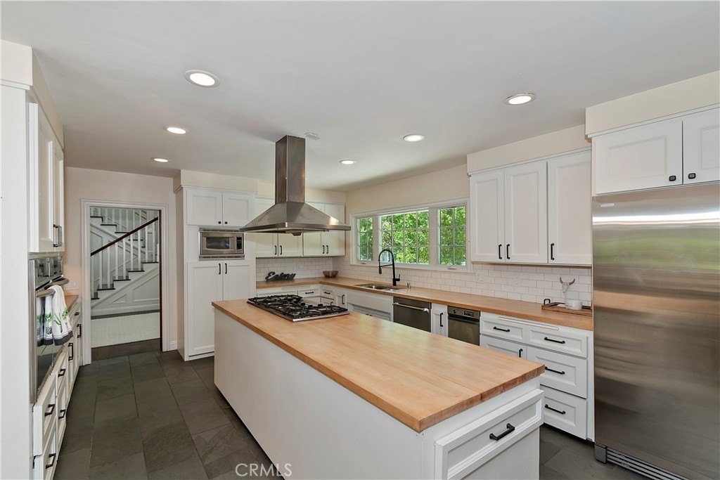 Lake Arrowhead, California, 92352, United States, 5 Bedrooms Bedrooms, ,5 BathroomsBathrooms,Residential,Forsale,1953299