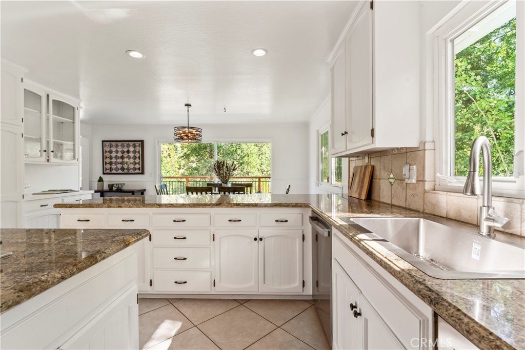Lake Arrowhead, California, 92352, United States, 4 Bedrooms Bedrooms, ,3 BathroomsBathrooms,Residential,Forsale,1953301