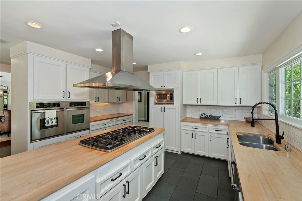Lake Arrowhead, California, 92352, United States, 5 Bedrooms Bedrooms, ,5 BathroomsBathrooms,Residential,Forsale,1953299