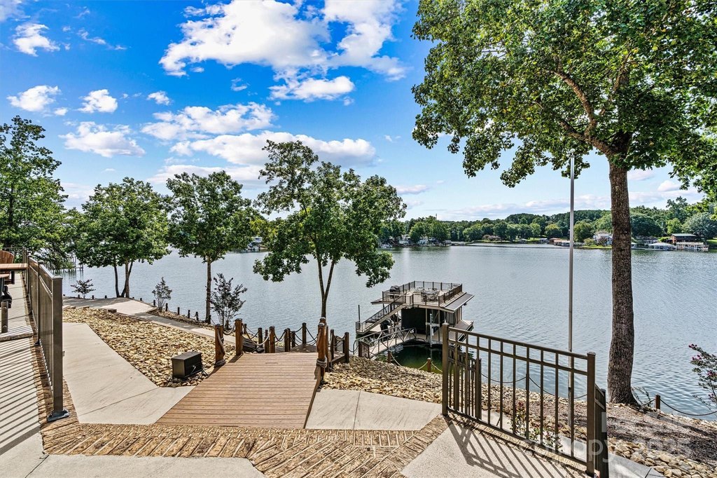 Hickory, North Carolina, 28601, United States, 3 Bedrooms Bedrooms, ,3.5 BathroomsBathrooms,Residential,Forsale,1953166