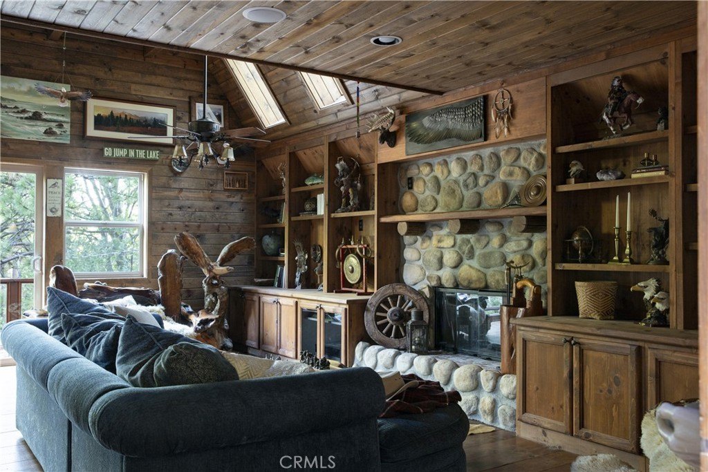 Lake Arrowhead, California, 92352, United States, 4 Bedrooms Bedrooms, ,3 BathroomsBathrooms,Residential,Forsale,1953292
