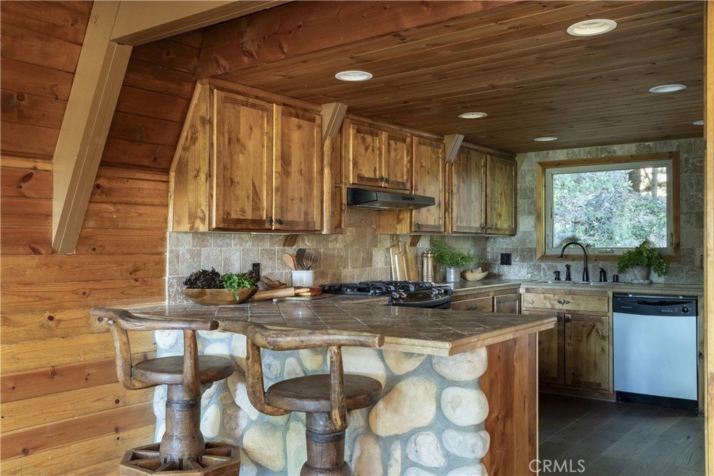 Lake Arrowhead, California, 92352, United States, 4 Bedrooms Bedrooms, ,3 BathroomsBathrooms,Residential,Forsale,1953292