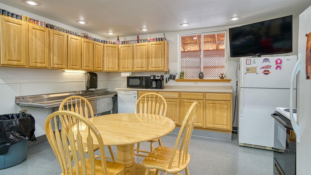 Moorcroft, Wyoming, 82721, United States, 2 Bedrooms Bedrooms, ,2 BathroomsBathrooms,Residential,Forsale,1946267