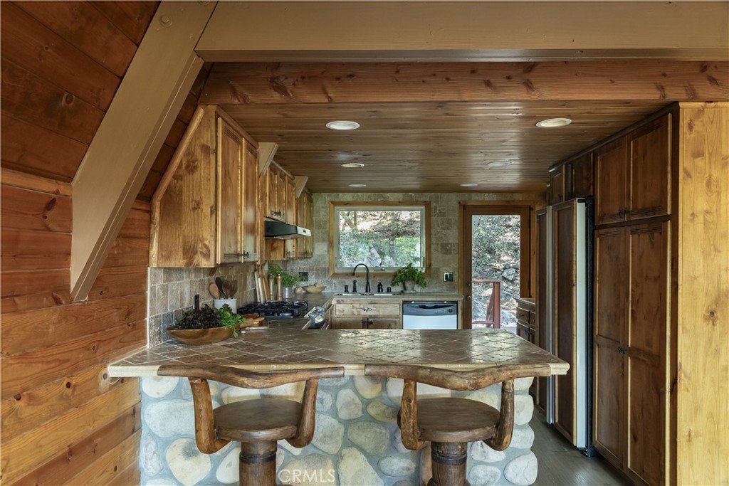 Lake Arrowhead, California, 92352, United States, 4 Bedrooms Bedrooms, ,3 BathroomsBathrooms,Residential,Forsale,1953292