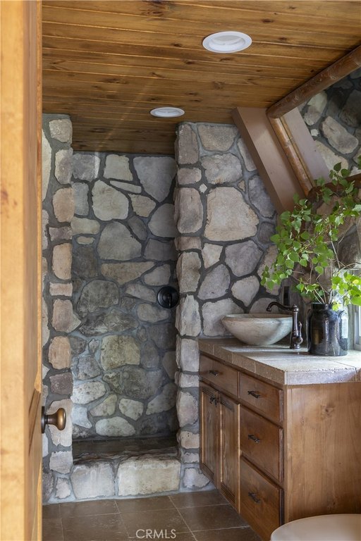 Lake Arrowhead, California, 92352, United States, 4 Bedrooms Bedrooms, ,3 BathroomsBathrooms,Residential,Forsale,1953292