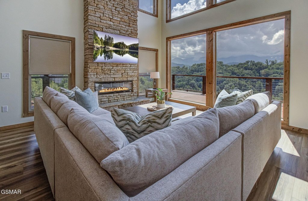 Gatlinburg, Tennessee, 37738, United States, 5 Bedrooms Bedrooms, ,6 BathroomsBathrooms,Residential,Forsale,1942440