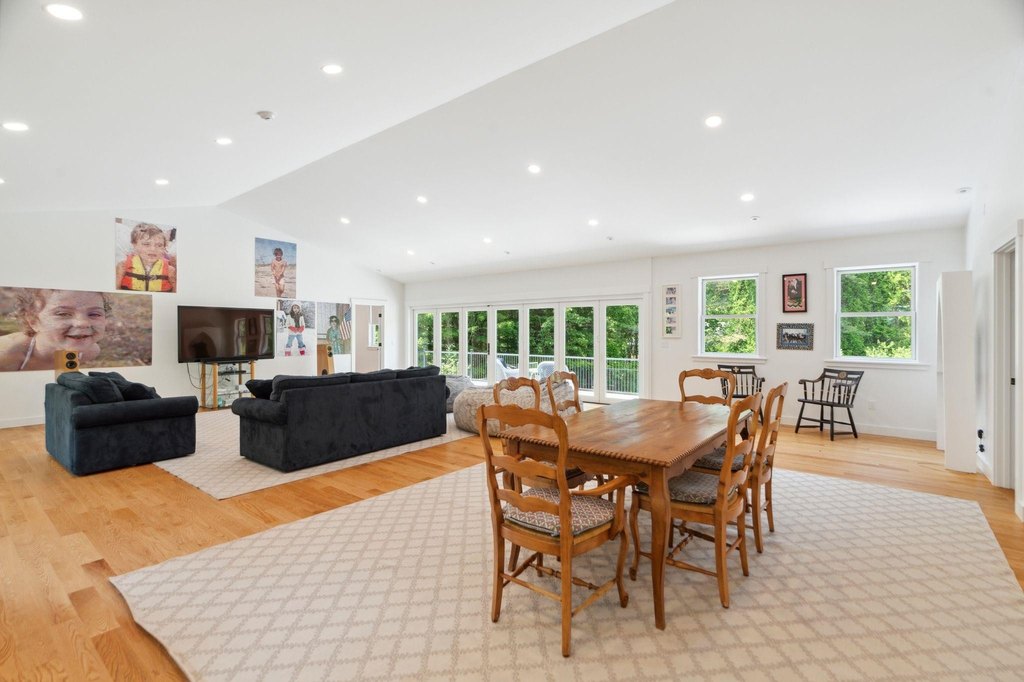 Wolfeboro, New Hampshire, 03894, United States, 4 Bedrooms Bedrooms, ,4.5 BathroomsBathrooms,Residential,Forsale,1952901