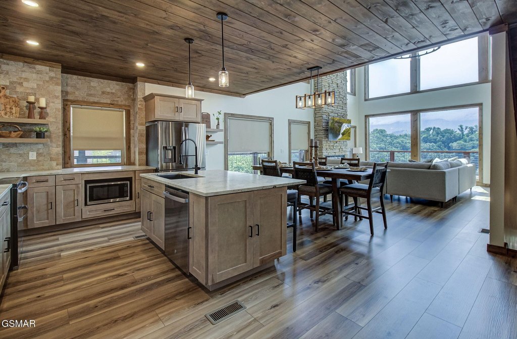 Gatlinburg, Tennessee, 37738, United States, 5 Bedrooms Bedrooms, ,6 BathroomsBathrooms,Residential,Forsale,1942440