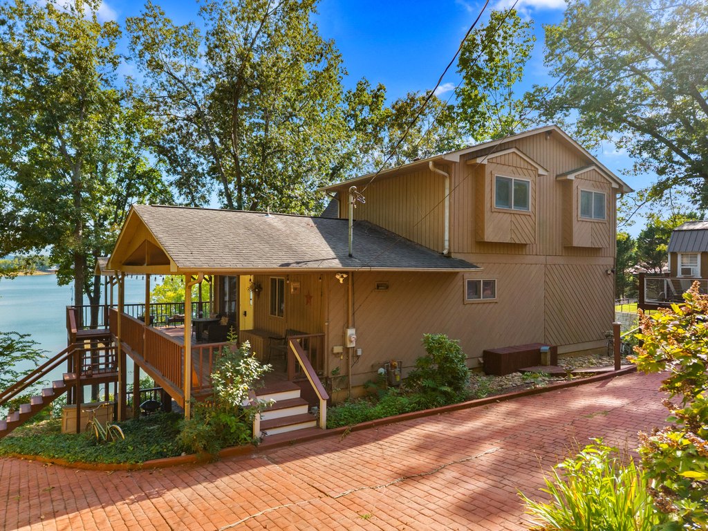 Dandridge, Tennessee, 37725, United States, 2 Bedrooms Bedrooms, ,3.5 BathroomsBathrooms,Residential,Forsale,1962193