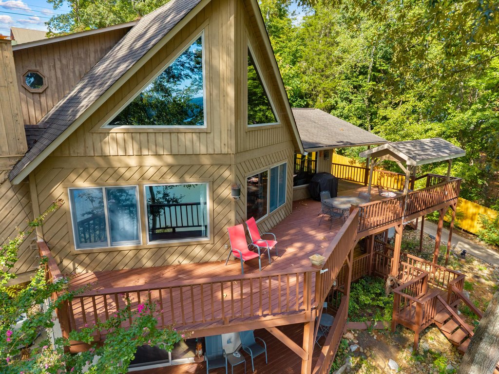 Dandridge, Tennessee, 37725, United States, 2 Bedrooms Bedrooms, ,3.5 BathroomsBathrooms,Residential,Forsale,1962193