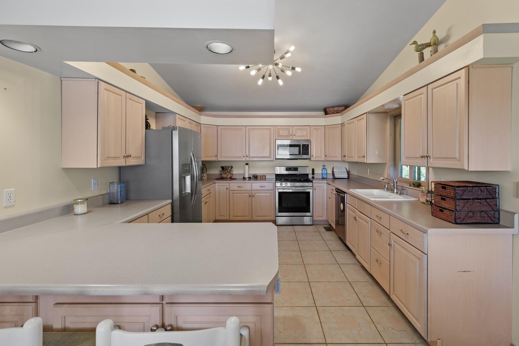 Dandridge, Tennessee, 37725, United States, 2 Bedrooms Bedrooms, ,3.5 BathroomsBathrooms,Residential,Forsale,1962193