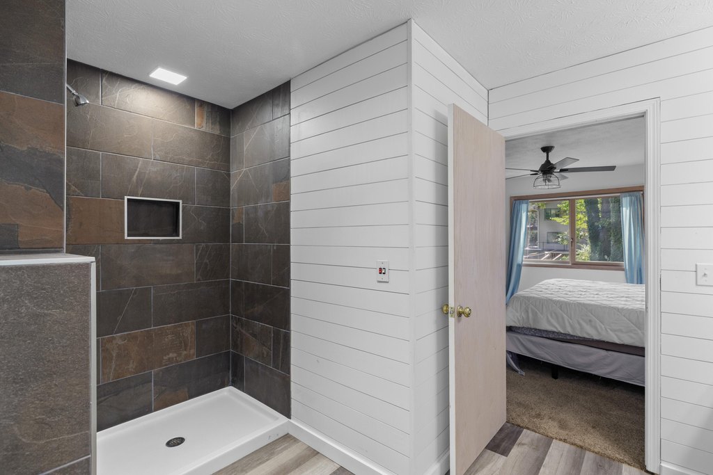 Dandridge, Tennessee, 37725, United States, 2 Bedrooms Bedrooms, ,3.5 BathroomsBathrooms,Residential,Forsale,1962193