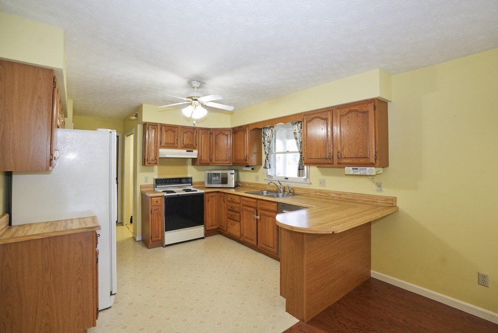 Dandridge, Tennessee, 37725, United States, 3 Bedrooms Bedrooms, ,2 BathroomsBathrooms,Residential,Forsale,1962199