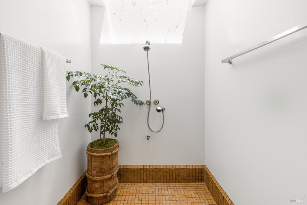 Sebastopol, California, 95472, United States, 4 Bedrooms Bedrooms, ,3 BathroomsBathrooms,Residential,Forsale,1985935