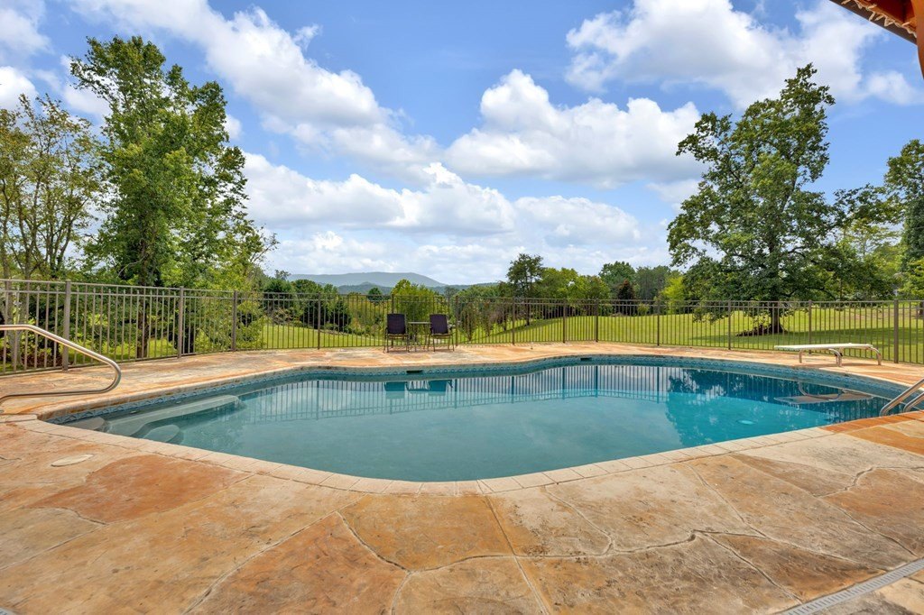 Sevierville, Tennessee, 37862, United States, 4 Bedrooms Bedrooms, ,4.5 BathroomsBathrooms,Residential,Forsale,1999409