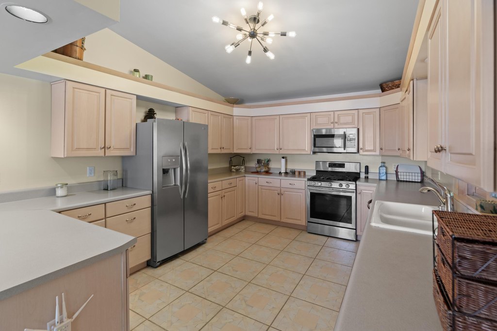 Dandridge, Tennessee, 37725, United States, 2 Bedrooms Bedrooms, ,3.5 BathroomsBathrooms,Residential,Forsale,1962193