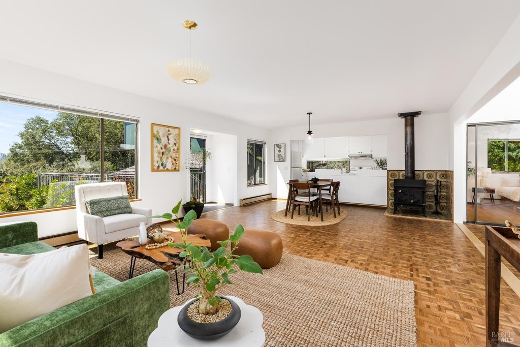 Sebastopol, California, 95472, United States, 4 Bedrooms Bedrooms, ,3 BathroomsBathrooms,Residential,Forsale,1985935