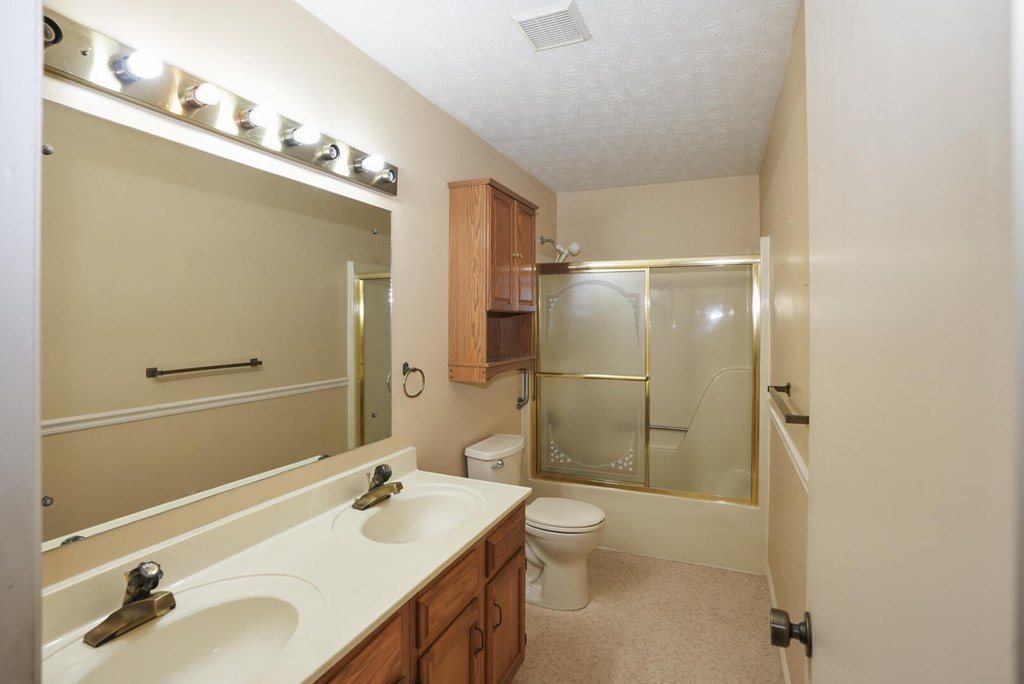 Dandridge, Tennessee, 37725, United States, 3 Bedrooms Bedrooms, ,2 BathroomsBathrooms,Residential,Forsale,1962199