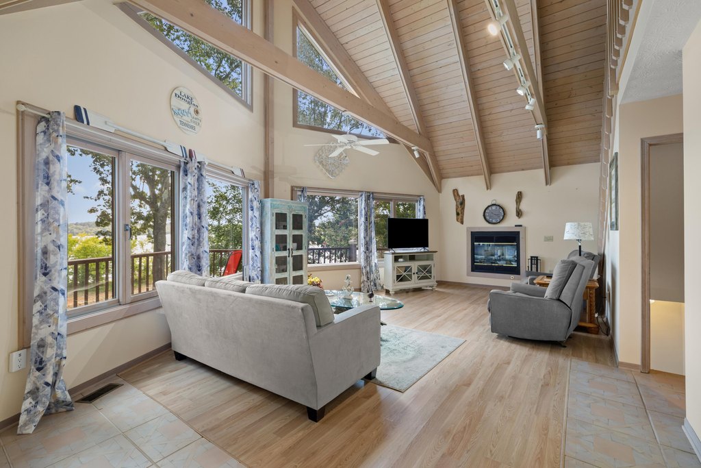 Dandridge, Tennessee, 37725, United States, 2 Bedrooms Bedrooms, ,3.5 BathroomsBathrooms,Residential,Forsale,1962193