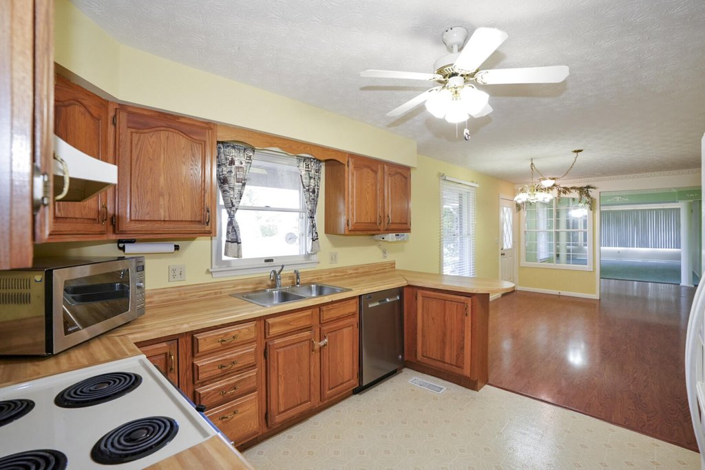 Dandridge, Tennessee, 37725, United States, 3 Bedrooms Bedrooms, ,2 BathroomsBathrooms,Residential,Forsale,1962199