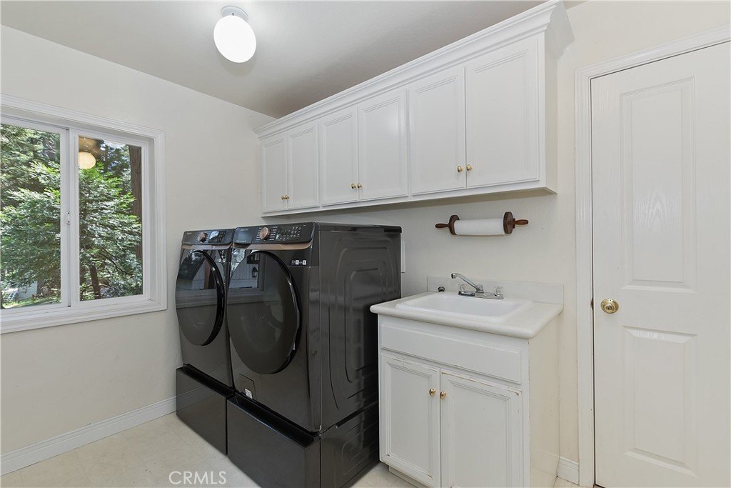 Lake Arrowhead, California, 92352, United States, 3 Bedrooms Bedrooms, ,2 BathroomsBathrooms,Residential,Forsale,1934028