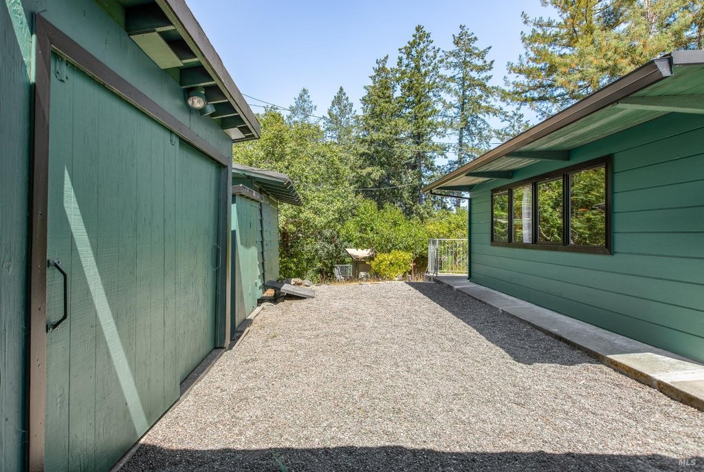 Sebastopol, California, 95472, United States, 4 Bedrooms Bedrooms, ,3 BathroomsBathrooms,Residential,Forsale,1985935