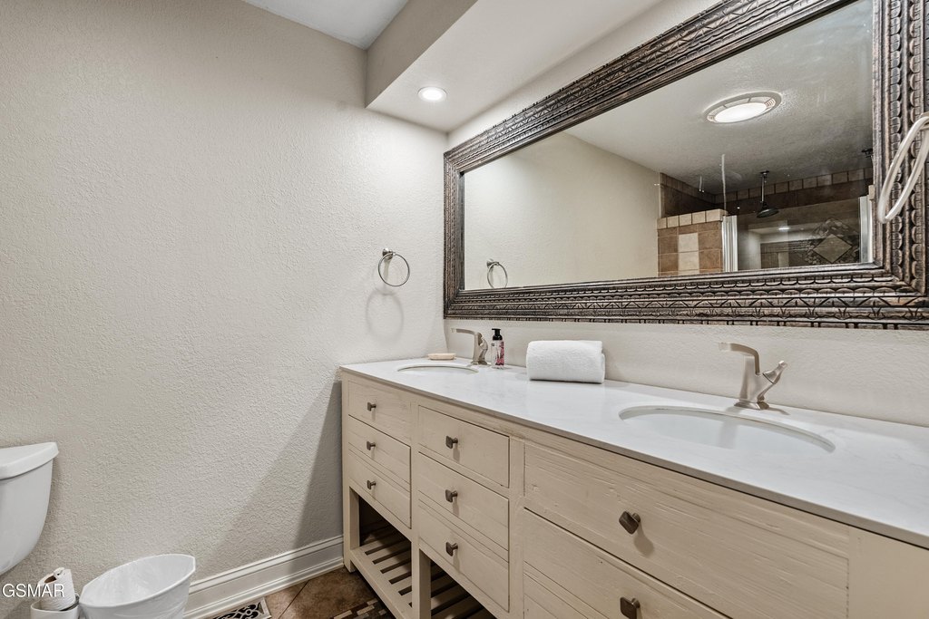 Sevierville, Tennessee, 37862, United States, 4 Bedrooms Bedrooms, ,4.5 BathroomsBathrooms,Residential,Forsale,1999409