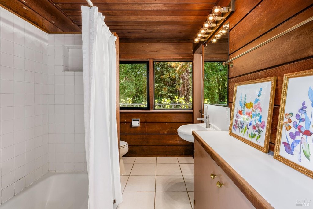 Sebastopol, California, 95472, United States, 4 Bedrooms Bedrooms, ,3 BathroomsBathrooms,Residential,Forsale,1985935