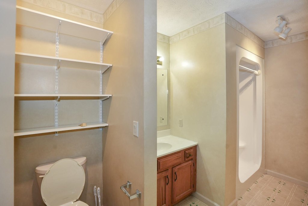 Dandridge, Tennessee, 37725, United States, 3 Bedrooms Bedrooms, ,2 BathroomsBathrooms,Residential,Forsale,1962199