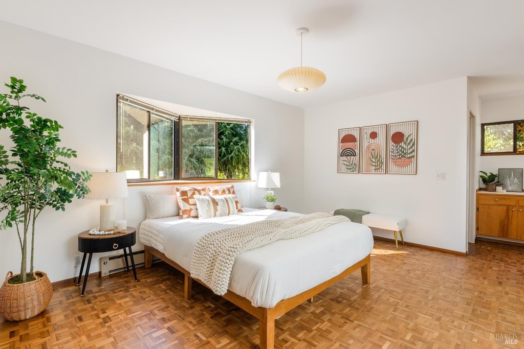 Sebastopol, California, 95472, United States, 4 Bedrooms Bedrooms, ,3 BathroomsBathrooms,Residential,Forsale,1985935