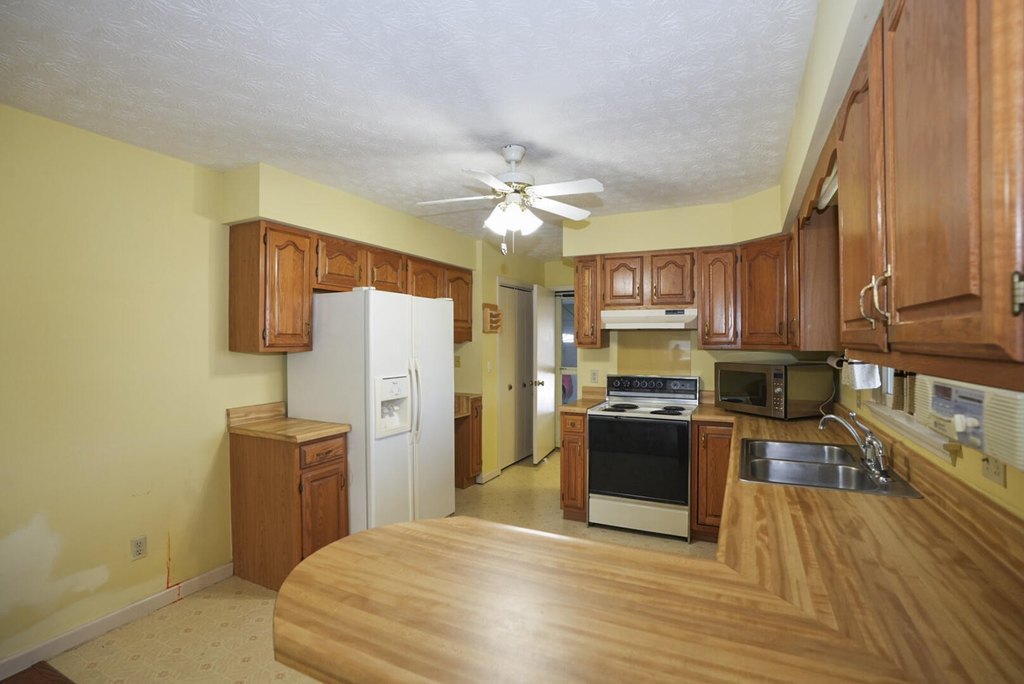 Dandridge, Tennessee, 37725, United States, 3 Bedrooms Bedrooms, ,2 BathroomsBathrooms,Residential,Forsale,1962199