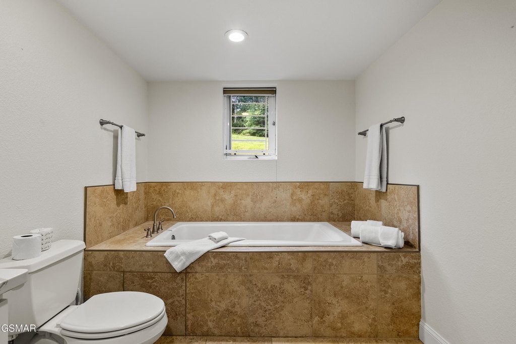 Sevierville, Tennessee, 37862, United States, 4 Bedrooms Bedrooms, ,4.5 BathroomsBathrooms,Residential,Forsale,1999409