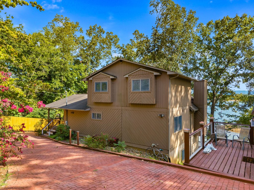 Dandridge, Tennessee, 37725, United States, 2 Bedrooms Bedrooms, ,3.5 BathroomsBathrooms,Residential,Forsale,1962193