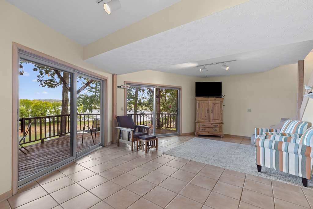 Dandridge, Tennessee, 37725, United States, 2 Bedrooms Bedrooms, ,3.5 BathroomsBathrooms,Residential,Forsale,1962193