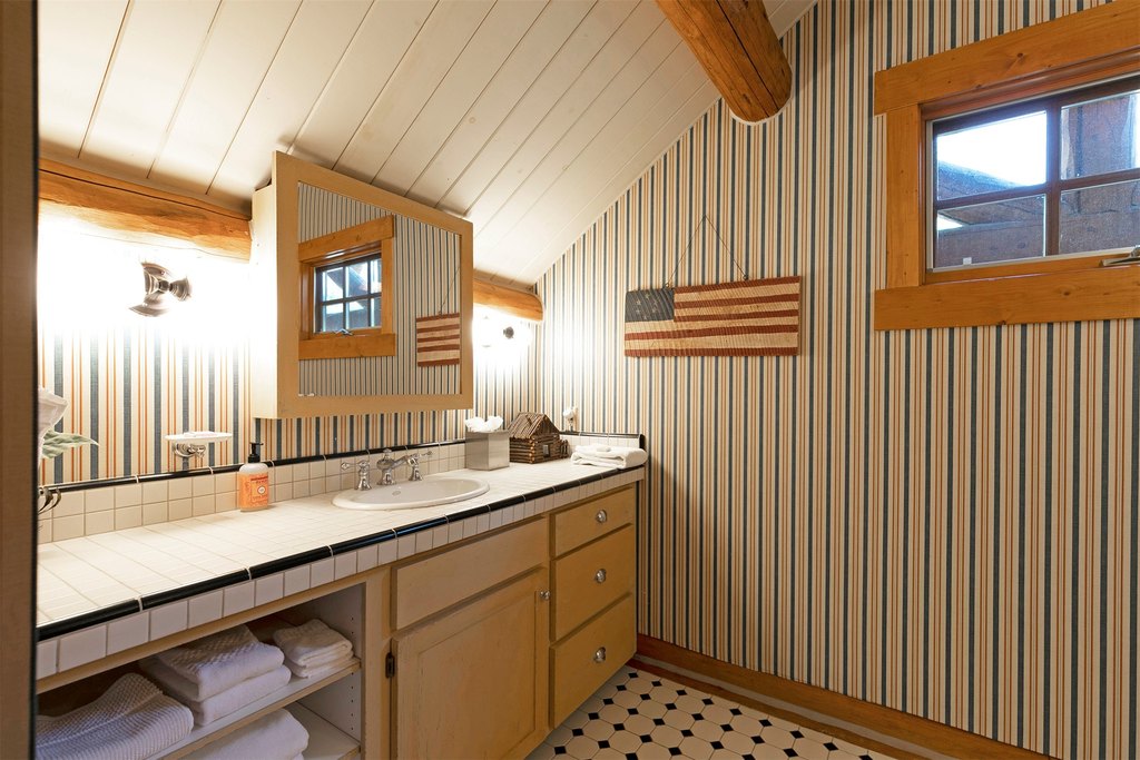 Hamilton, Montana, 59840, United States, 4 Bedrooms Bedrooms, ,4 BathroomsBathrooms,Residential,Forsale,1944340