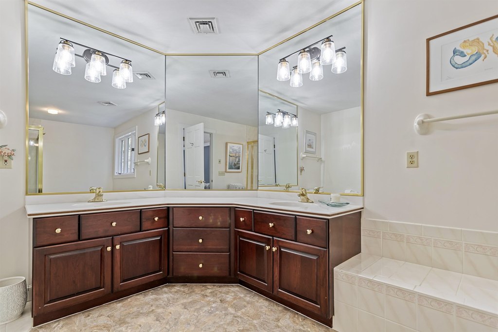 Hampton, New Hampshire, 03842, United States, 4 Bedrooms Bedrooms, ,3.5 BathroomsBathrooms,Residential,Forsale,1952920