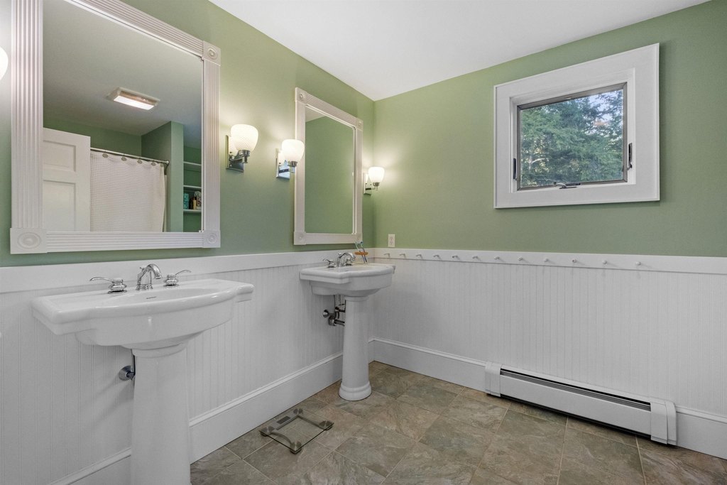 Moultonborough, New Hampshire, 03254, United States, 5 Bedrooms Bedrooms, ,3.5 BathroomsBathrooms,Residential,Forsale,1952910